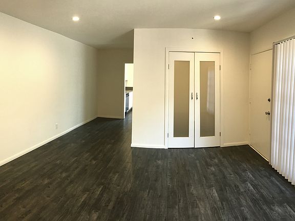 3rd image of 970 N Serrano Ave APT 3
