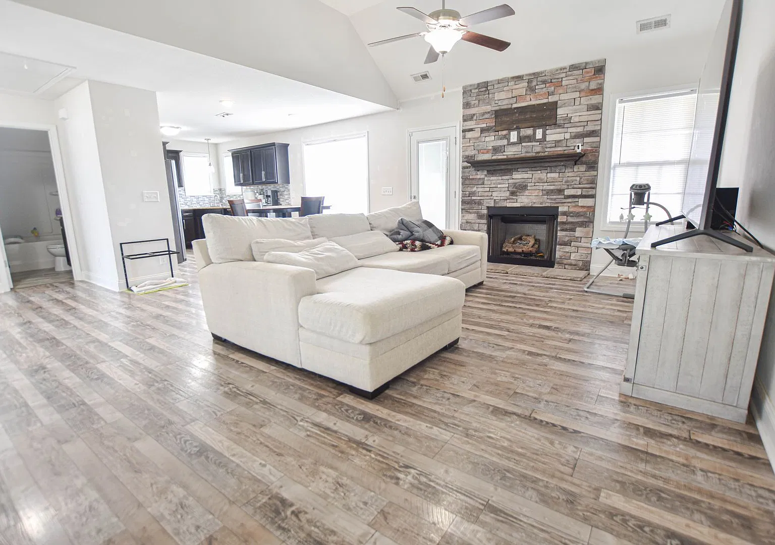 Pet Friendly Four Bedroom with Basement! — Photo 2