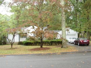 40 Maplecrest Dr, Smithfield, RI 02828