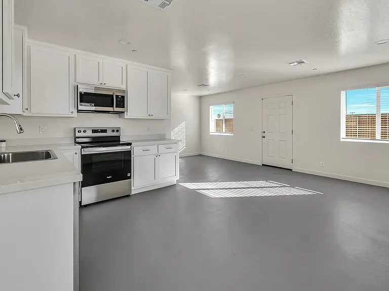 1340 W Mariposa Ave — Photo 9