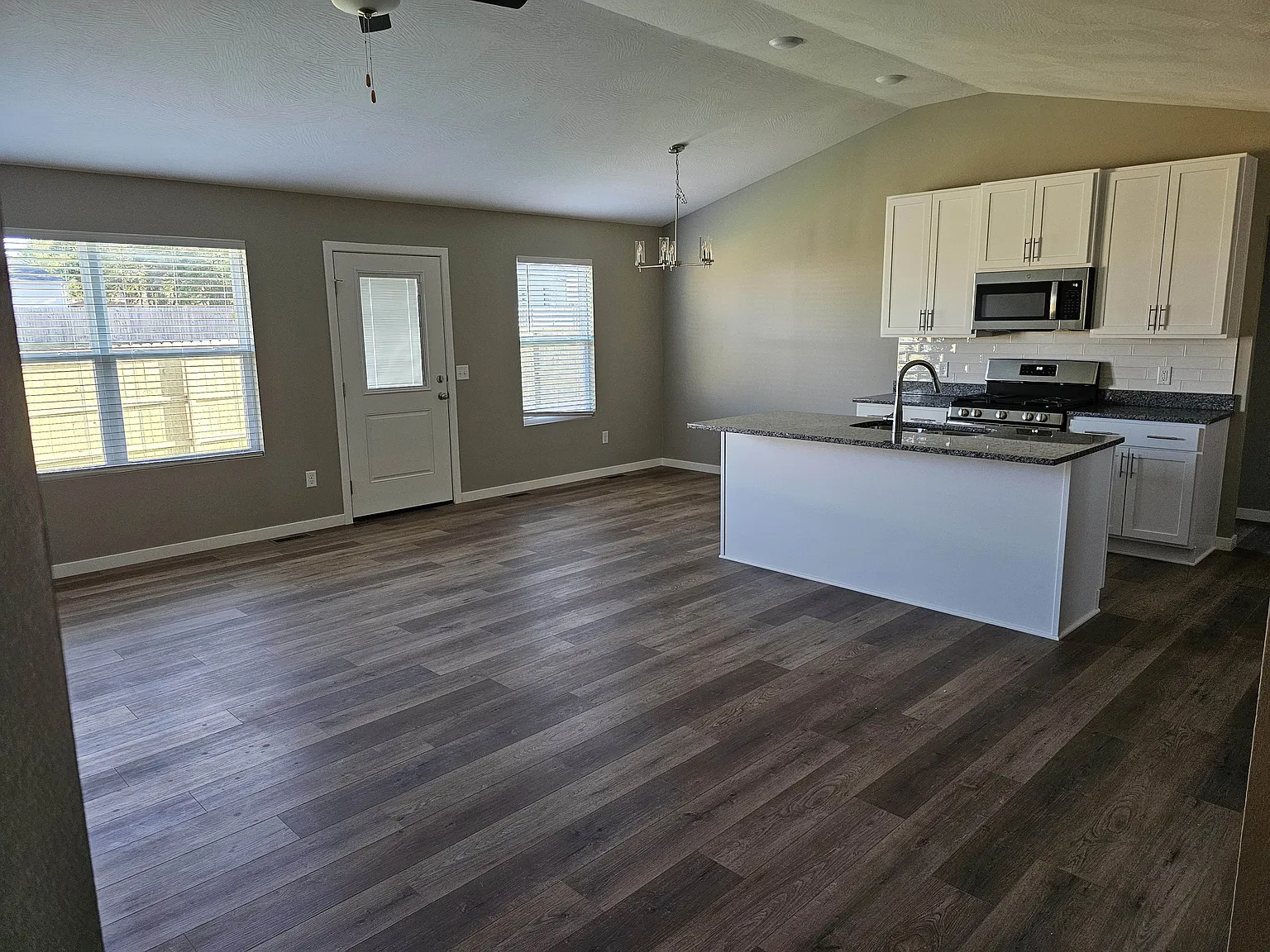 4 bed, 1525 sqft, $1,975 — Photo 3