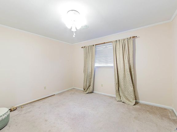 4th image of 32 Mary Hughes Cir