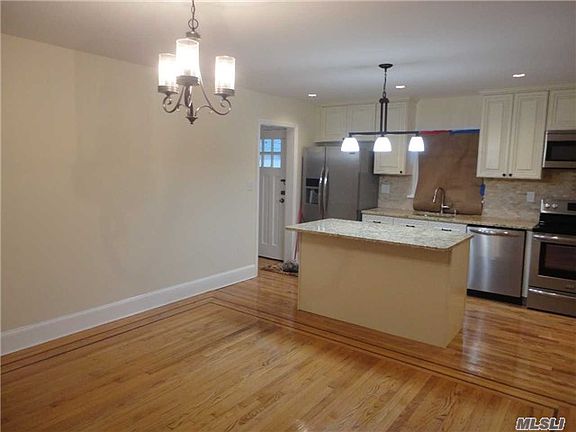 5th image of 33 Manor Ave