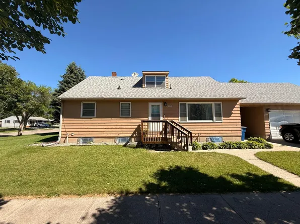 1902 8th Ave N, Moorhead, MN 56560
