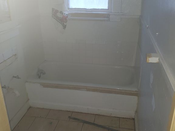 3rd image of 5611 E 27th St