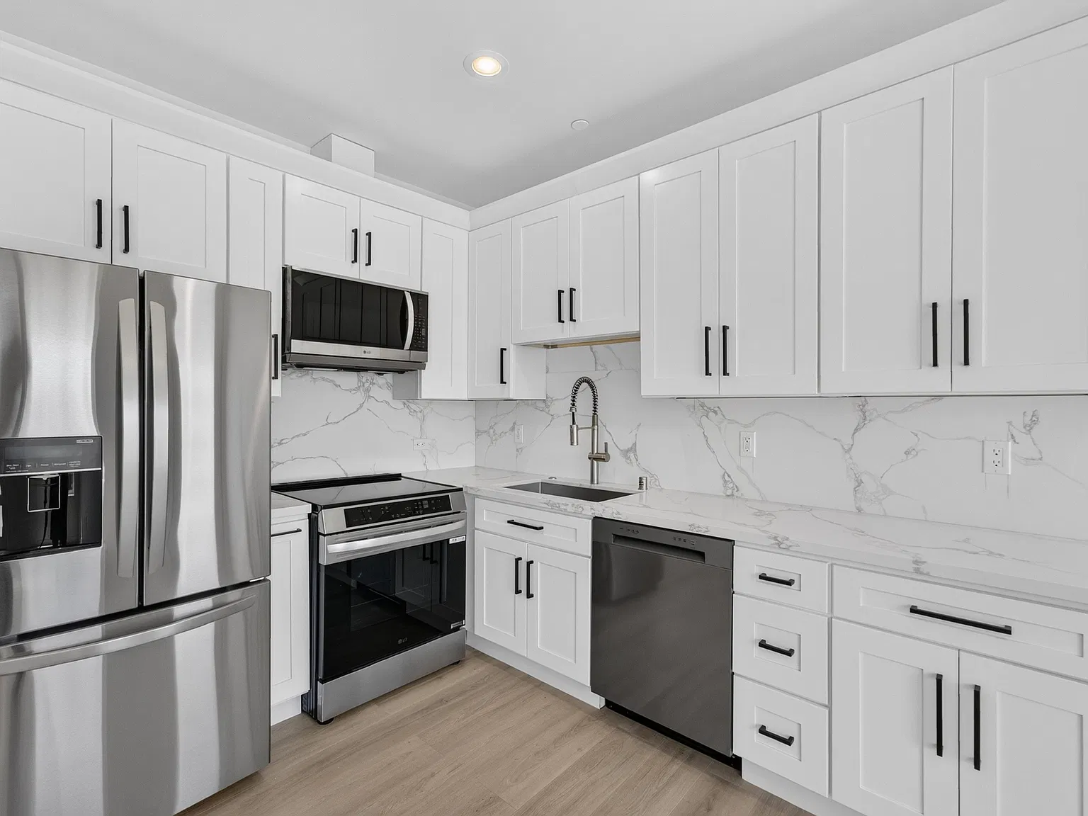 2 bed, 850 sqft, $3,975 — Photo 4