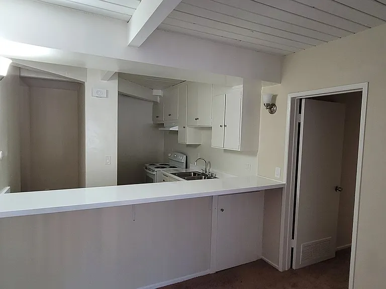 Lido Isle Apartments — Photo 7