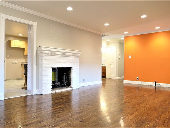 3rd image of 3436 Lindenoaks Dr