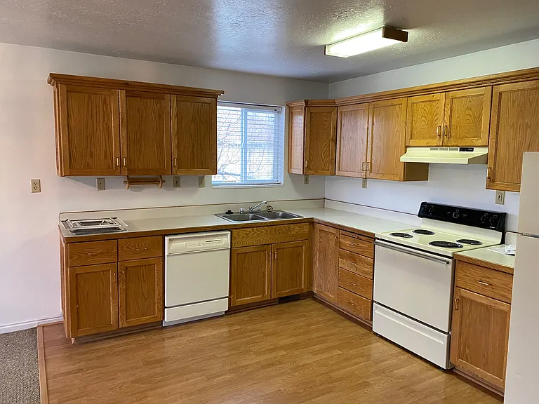 224 E 400 N — Photo 2
