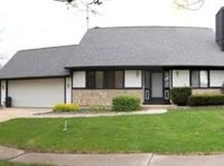 977 Camelot Pl, Crystal Lake, IL 60014