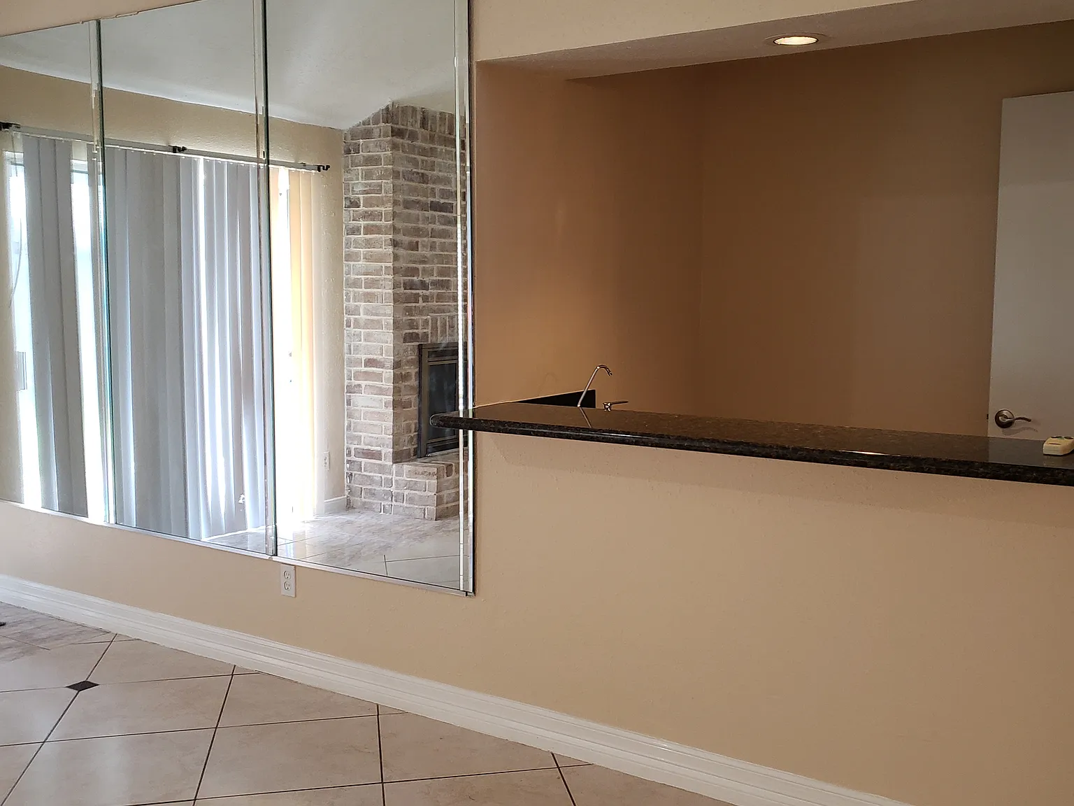 4 bed, 2118 sqft, $2,400 — Photo 4