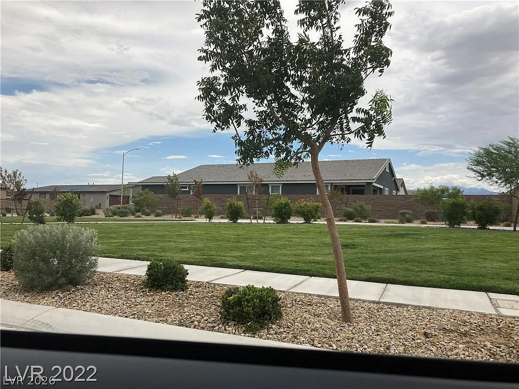 3 bed, 2.0 bath, 1494 sqft, $2,095 — Photo 2