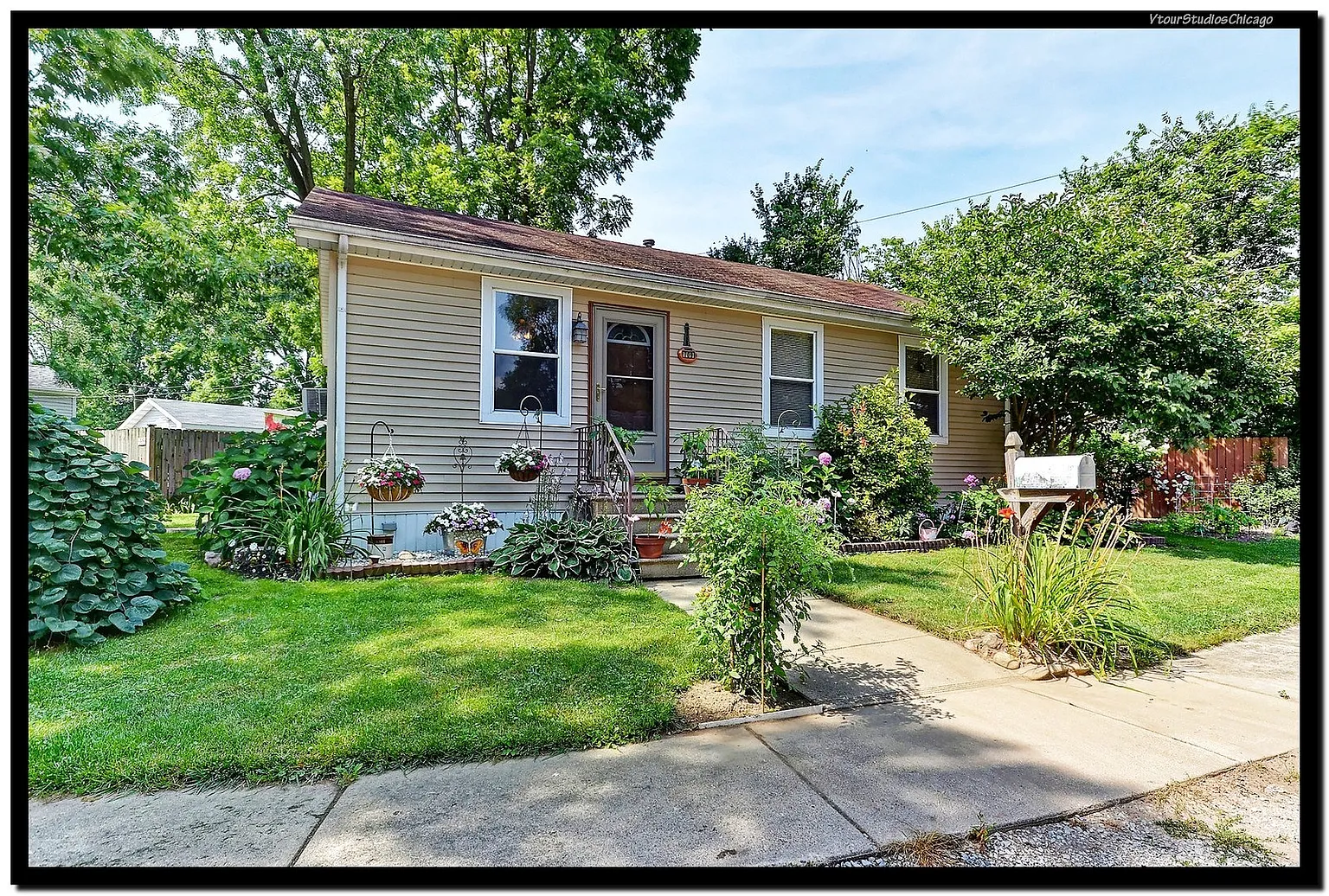 709 Bremer St photo 1