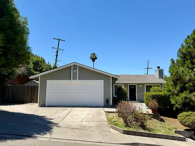 211 Pueblo Way — Photo 1