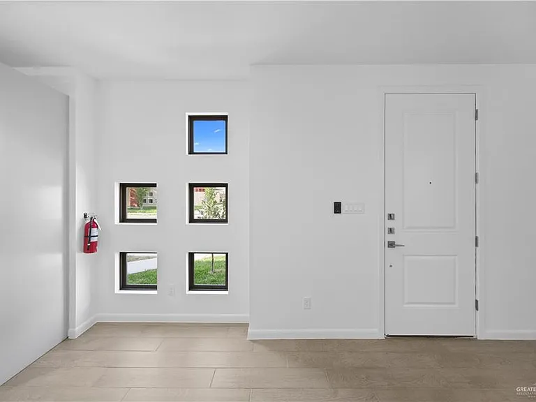 1220 E Camellia Ave — Photo 4