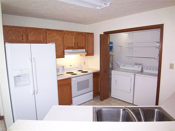 Equipped Kitchen with Washer & Dryer