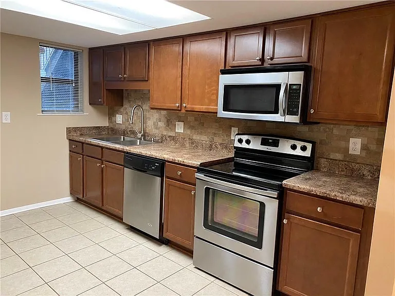 2207 Surrey Ct SE — Photo 5