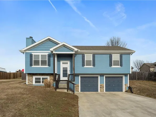 1004 Sunflower St, Smithville, MO 64089