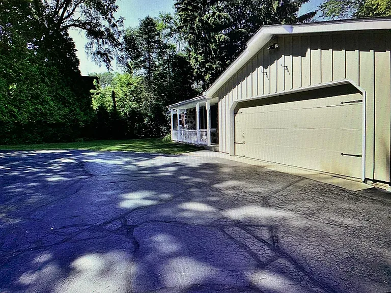 N Brookfield Rd — Photo 16
