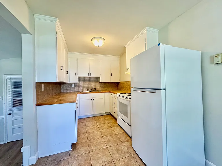 806 Carolina St — Photo 5