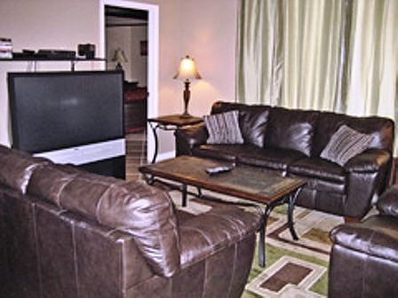 RH7P7904-family-room