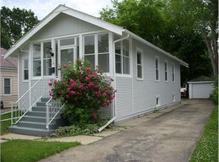 933 Woodlawn Ave, Waukegan, IL 60085