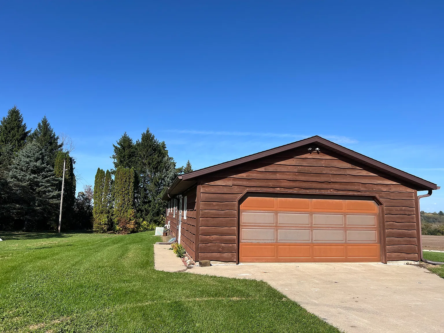 4 bed, $2,500 — Photo 1