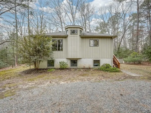 8978 Twin Rivers Ln, Gloucester, VA 23061