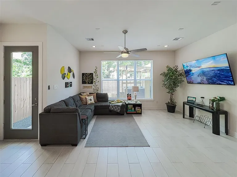 2404 Saint Charles St — Photo 5