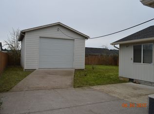 1043 Cherry Blossom Ln, Lebanon, OR 97355