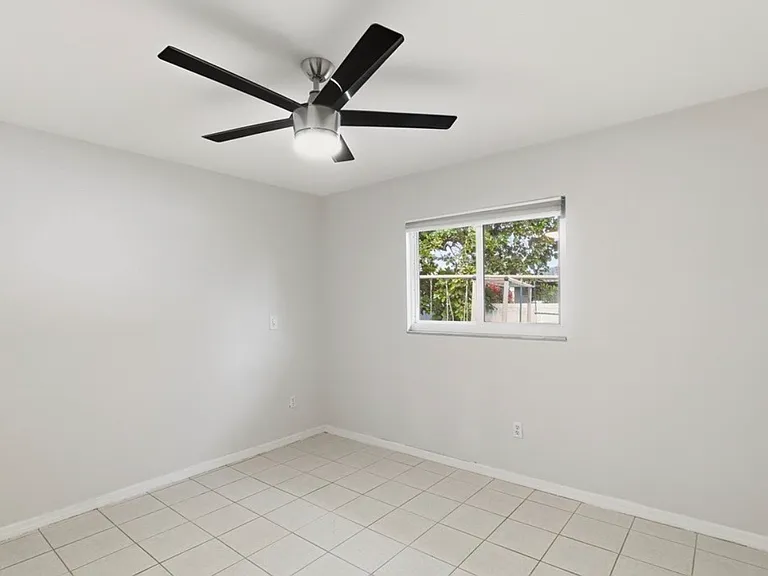 233 SW 43rd St — Photo 30