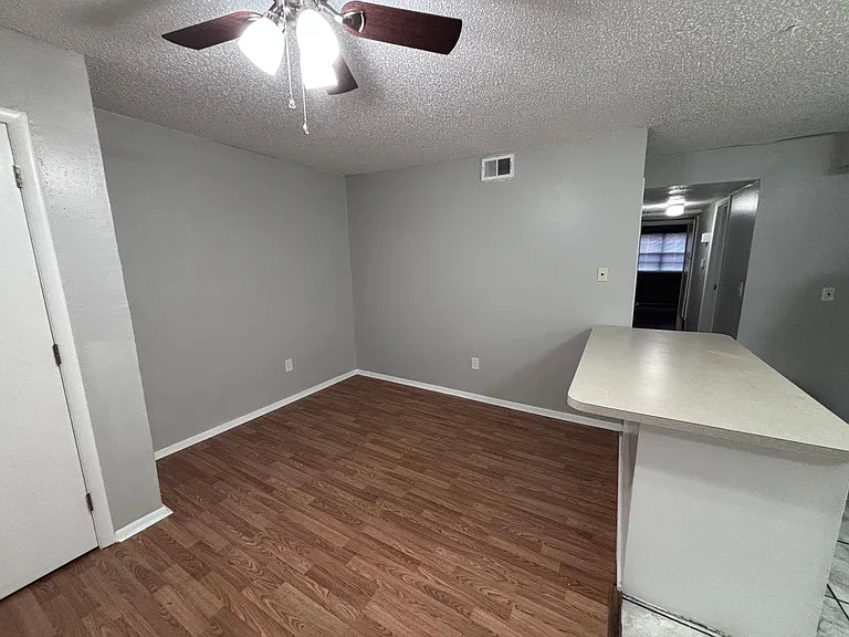 320 E Edwards St #6 — Photo 9