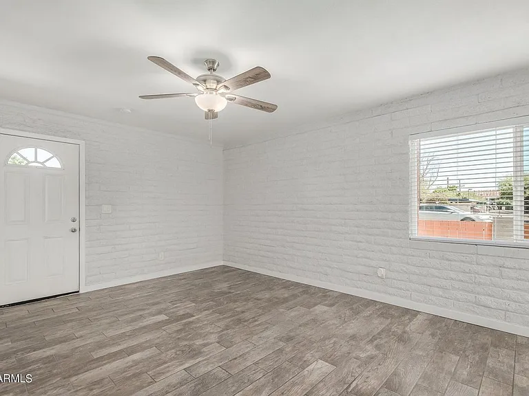 1118 S McClintock Dr — Photo 4