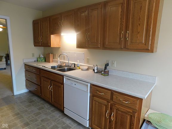 4th image of 1041 E Crown Pointe Blvd