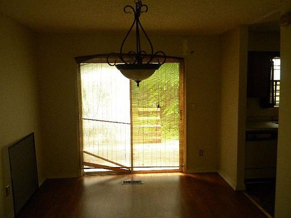 3rd image of 821 Josephine Ct