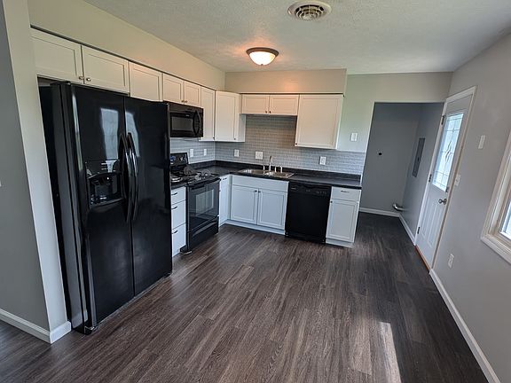 3rd image of 17 Hawthorne Dr