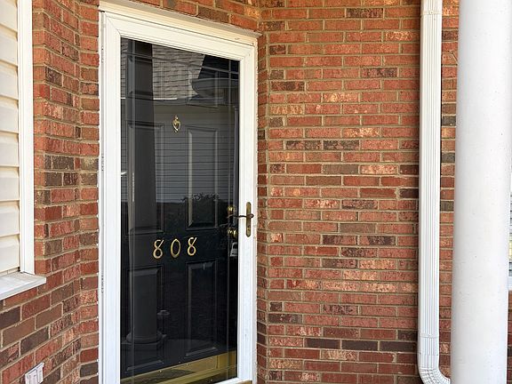 3rd image of 808 Woodsford Dr