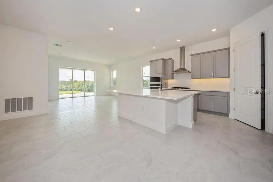 5 bed, 3.5 bath, 3076 sqft, $5,600 — Photo 3