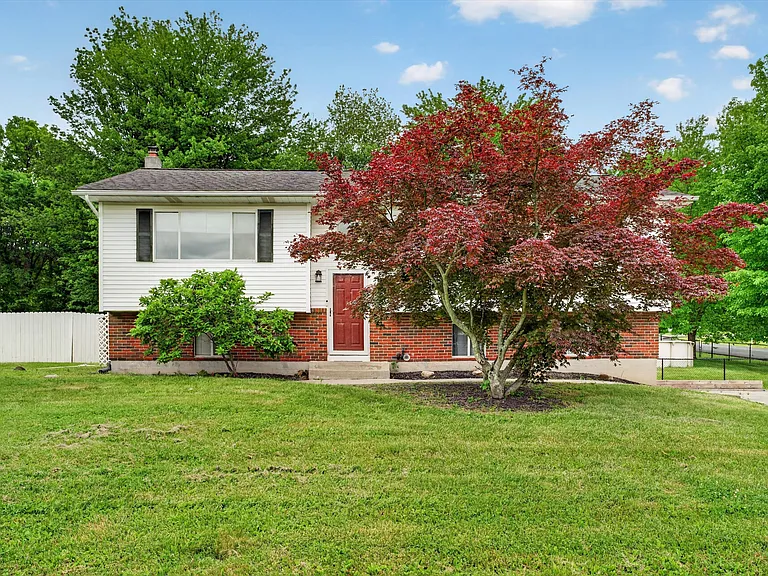 76 Maureen Dr — Photo 3