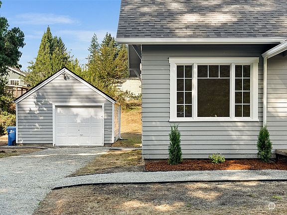 3rd image of 815 Chambers Street SE