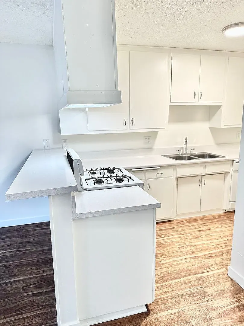 Lynrose Manor Apartments — Photo 1