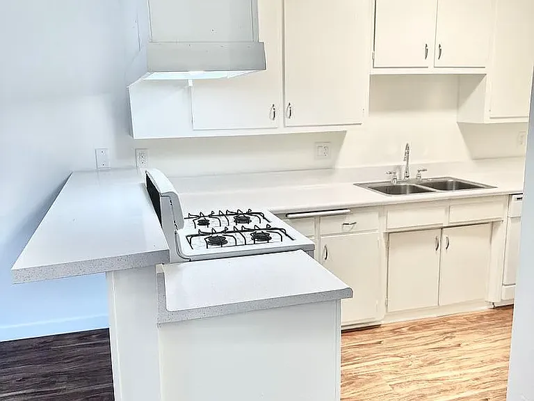 Lynrose Manor Apartments — Photo 1