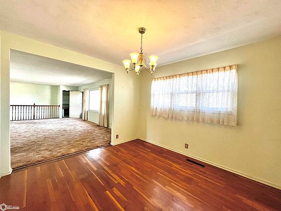 2nd image of 10 Fair Ridge Cir