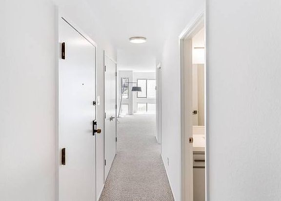 4th image of 3053 Pine St #1