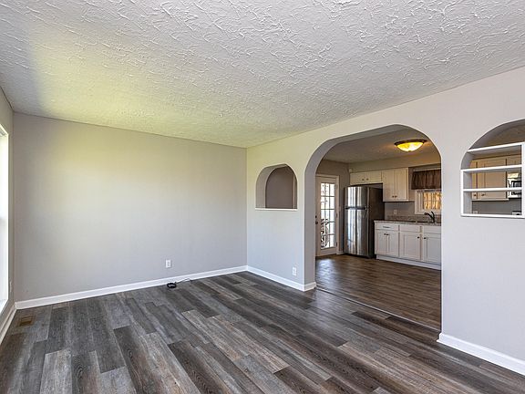 5th image of 102 Collins Dr