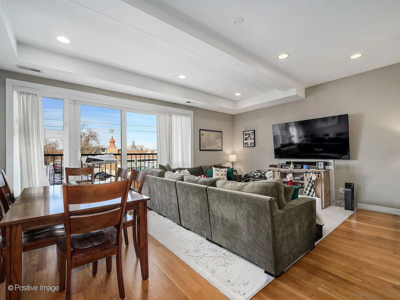 3 bed, 1500 sqft, $3,300 — Photo 2