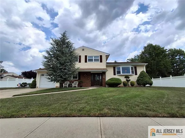 46 Richards Dr, Parlin, NJ 08859