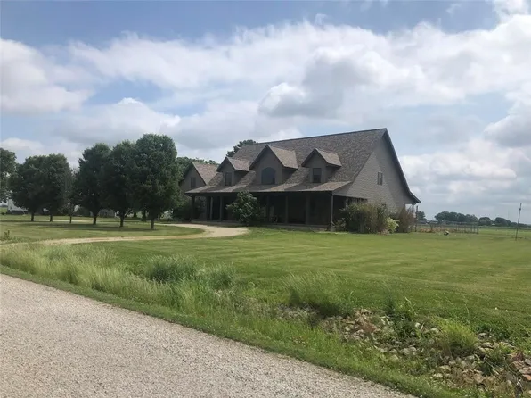 584-2700 East Rd, Stewardson, IL 62463