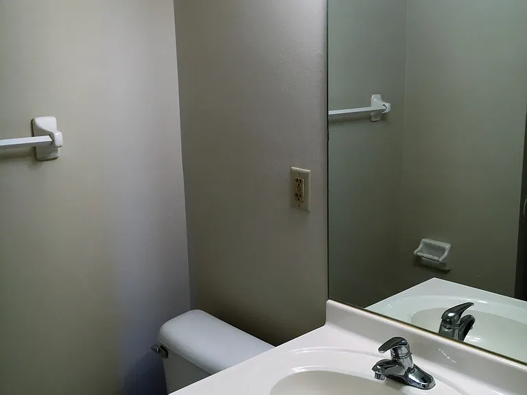 Broadway Court Apartments — Photo 6