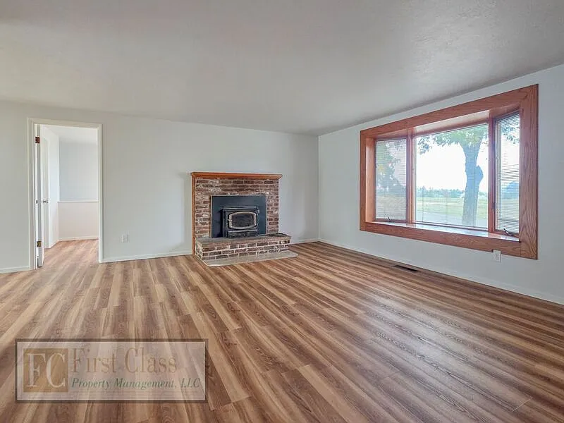 3 bed, 2.0 bath, 1959 sqft, $2,895 — Photo 2